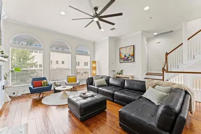 Image de 3-bedroom townhome Centrally located near Medical Center/Nrg stadium.