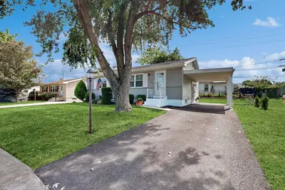 2br Home Near Shopping & Restaurants