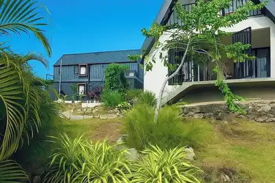 Image de New organic-modern 2-bedroom A-frame Cottage. 5 mins from beaches & amenities!