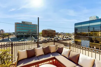 Image de 2br Updated Dtwn Condo: Streaming, Patio, W & D