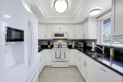Image de Close to world class beaches! \n3. 5 mi to 5th Ave restaurants & shopping.
