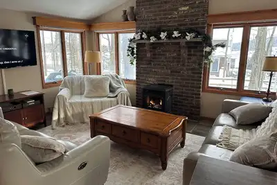 Image de Lakeside Cottage- 20 mins to 3 Ski Resorts!