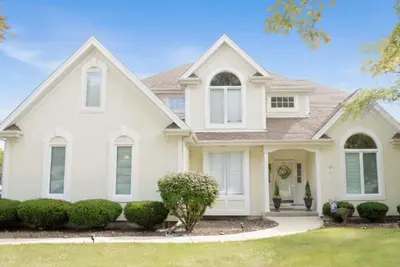 Image de Elegant Suburban Home - Newly Designed and Renovated