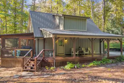 Image de Cottage Chic Hilltop Lake Retreat