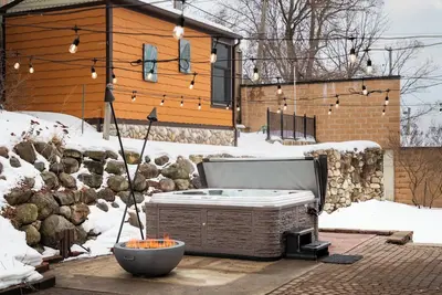 Image de Downtown 6 Bedroom/11 Beds Home with HotTub, Pool, Speakeasy, and Fireplaces