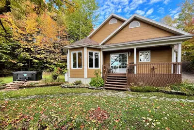 Image de Chalet familial au bord du lac avec spa, cinéma maison et salles de jeux