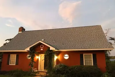 Image de San Souci, No Worries: Fish Lake Seminole! 4 Bdrm w/ Hot tub, Lakefront & Dock