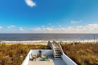 Image de 5br Beachfront Home w/ Large Deck, Grill, W & D