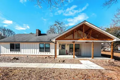 Image de 3-bedroom, 3. 5 bath charming farmhouse in Cumming, Ga. Family and pet-friendly.