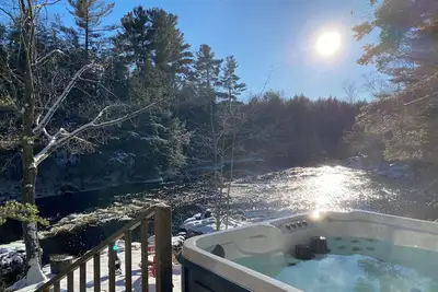 Image de Peaceful Forested Riverside Cottage with a Hot Tub, Cozy Vibes & Pets Welcome