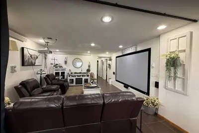 Image de Serene and large 3-bedroom basement apartment