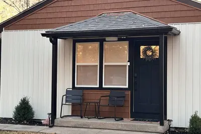 Image de Newly Remodeled! Lauren's Little Apple Bungalow