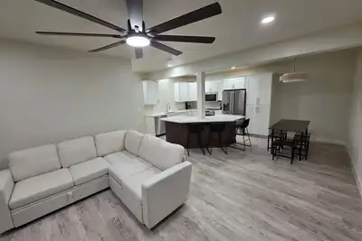 Image de Luxury 3 Bedroom, 2 Bath Basement Apartment. Family and pet friendly!