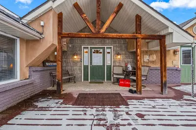 Image de Huge 6br Estate + 2 Game Rooms on 20 Acres