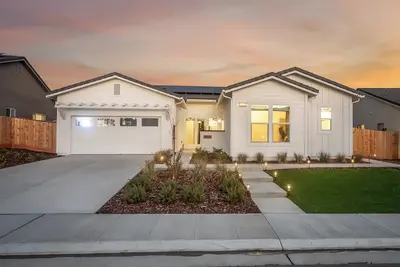 Image de 4 Bed 3 Ba Home near Lake with Chef’s Kitchen, Private Gym, & Attached Suite.