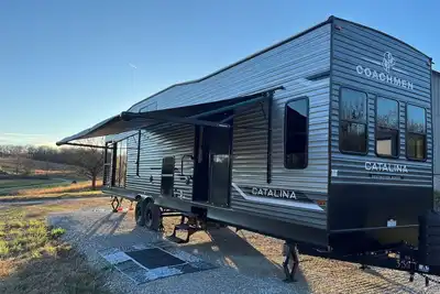 Image de Scenic Nwa Retreat with New Luxury Camper on 15 Acres near Xna and Bentonville