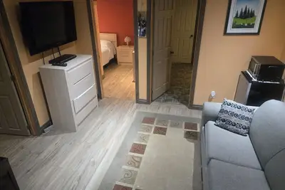 Image de Maison de campagne. Loft avec 2 chambres, 3 lits, salle de bain et salon