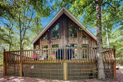 Image de Dog-Friendly, Bright Cabin w/ Deck!