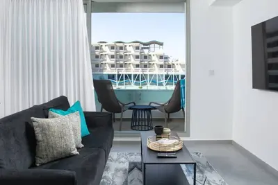 Image de דירת סטודיו מרווחת במתחם סי סייד עם חניה פרטית -By Edomlux