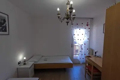 Image de 30 meters from the center, Apartment with 3 rooms and terrace overlooking the square.