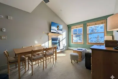 Image de New Listing! Top Floor w/Slope Views