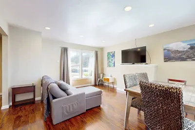 Image de Modern Condo with Peekaboo Ocean Views Nearby Beach Access Dogs Ok