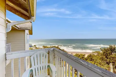 Dog Friendly Studio with Superb Ocean Views and Nearby Beach Access