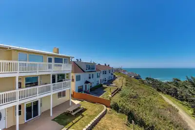 Image de Dog-Friendly Condo with Ocean Views, Easy Beach Access, & Free WiFi