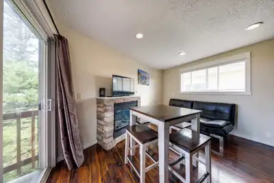 Image de Upper Level Condo with Private Balcony and Nearby Beach Access Dog Friendly