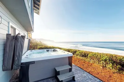 Image de Oceanfront house with Ping Pong table and private hot tub overlooking the ocean