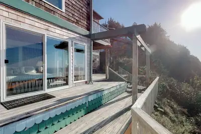 Image de Dog Friendly Oceanfront House with Stunning Views Multi Level Deck and Fireplace