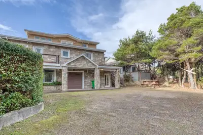 Image de Beachfront home with amazing ocean views entertainment space and balcony