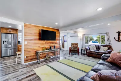 Image de Gorgeous home overlooking the bay near a boat launch - dog-friendly