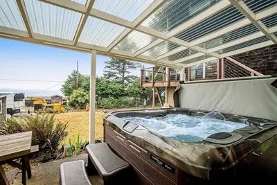Image de Cozy dog friendly home with ocean views a private hot tub and washer and dryer