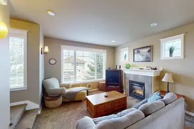 Image de Classic Coastal Home with Ocean View in Quiet Neighborhood