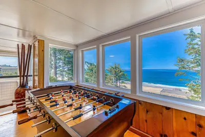 Image de Spacious ocean view home with wood fireplace grill and deck dog friendly