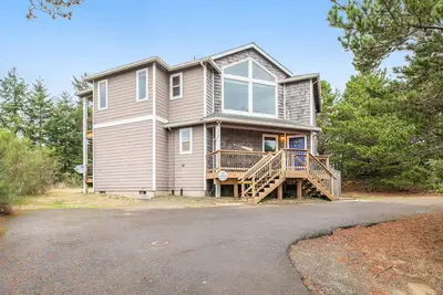 Image de Spacious Oceanside Home with Private Hot Tub and Pacific Views Dog Friendly