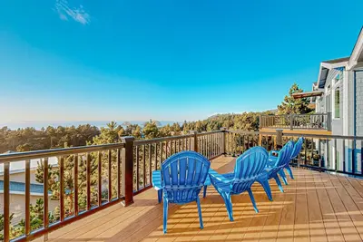 Image de Spectacular ocean view home with fireplace and large decks dog friendly