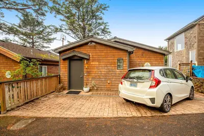 Image de Cozy house with WiFi sweeping ocean views and nearby beach access