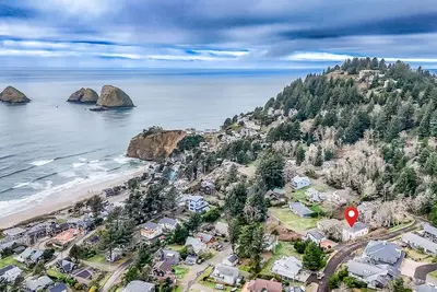 Image de Welcoming Condo with Ocean Views and Private Hot Tub Short Walk to the Beach