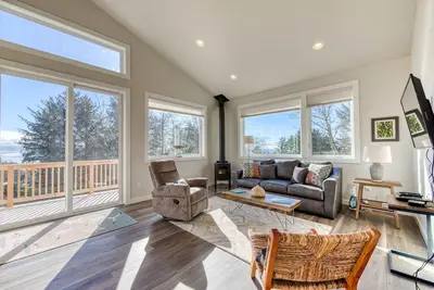 Image de Contemporary built dog friendly house with partial ocean views