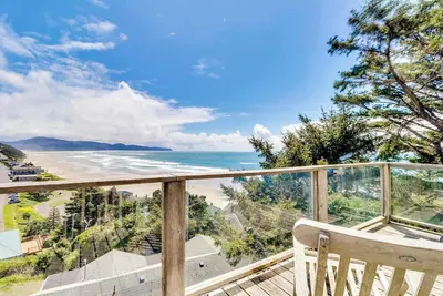 Image de Hand Built Gem with Two Large Decks and Incredible Views 1 4 Mile to the Beach