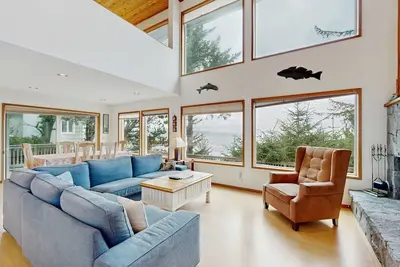 Image de Beautiful Home Above Maxwell Point with Huge Balcony and Stunning Ocean Views