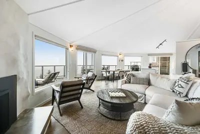 Image de Gorgeous Ocean View Home with High Speed WiFi Gas Fireplace and Private with D