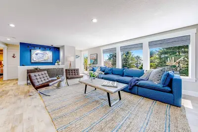 Image de Ocean View Home with Private Hot Tub Great Deck Fireplace Walk to the Beach