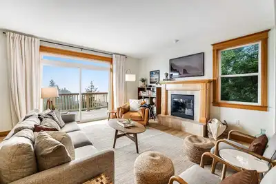 Image de Dog friendly home with ocean views deck washer dryer grill and fireplace