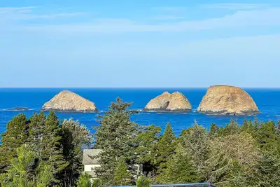 Image de Sweeping ocean view home with fireplace grill and foosball table dog friendly