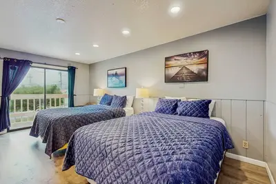 Image de Bright Room Near the Beach and Downtown Dogs Ok