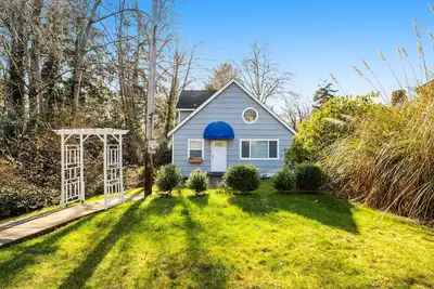 Image de Two story getaway with a washer dryer central Ac and WiFi dogs welcome