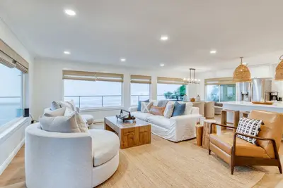 Image de Beautiful waterfront home with private hot tub large deck grill and beach views